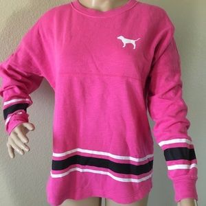GuC PiNk ViCt0riA SeCreT XS sWeAtsHirRt but runs 0vErSizEd, c0uLd fiT S or M.